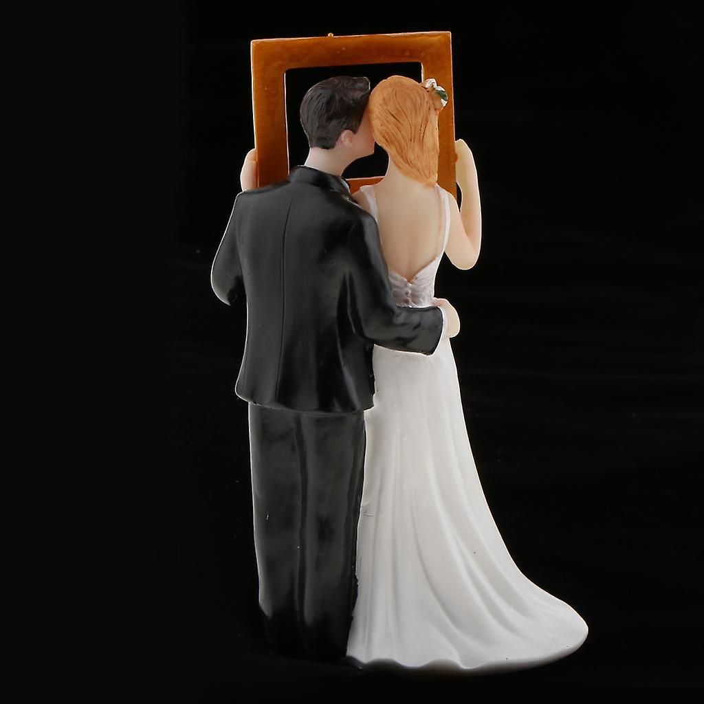 結婚式のカップルの優しい瞬間ケーキトッパーカップルの置物7x5.5x13.5cm