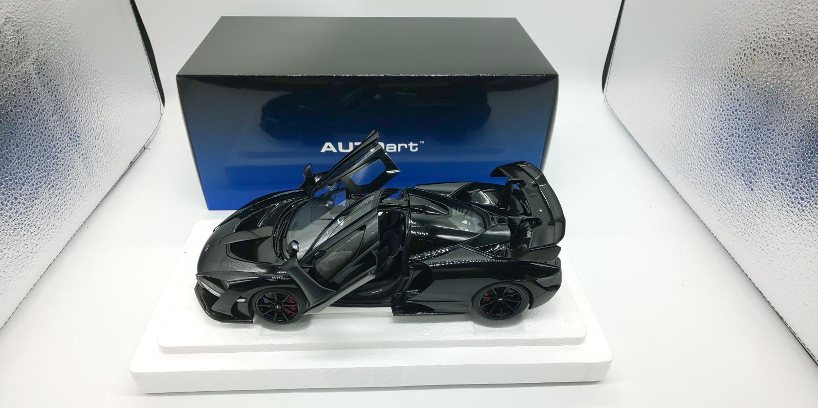 AUTOart 1|18 マクラーレン セナ ブラック 完成品 76076