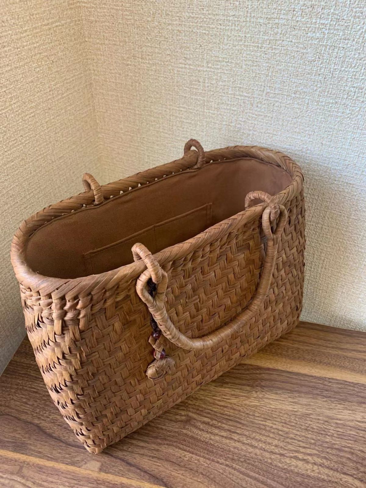 美品　山葡萄　かごバッグ　網代編み　チャーム付き　カゴ　籠 純国産 山葡萄かごバッグ 斜め網代編み チャーム付き : おまめ