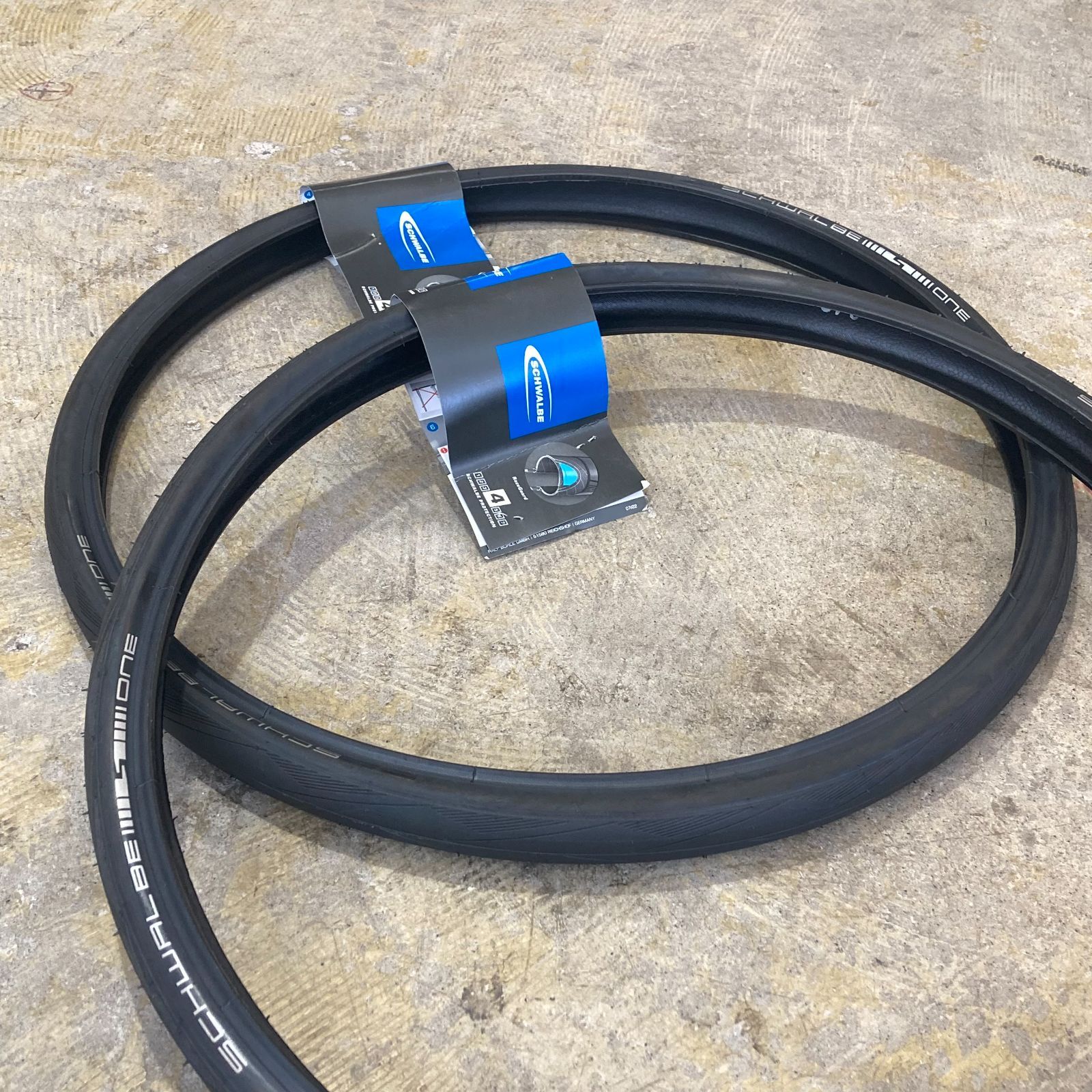 シュワルベ ワン 20インチ 28-451 タンカラー チューブ2本セット