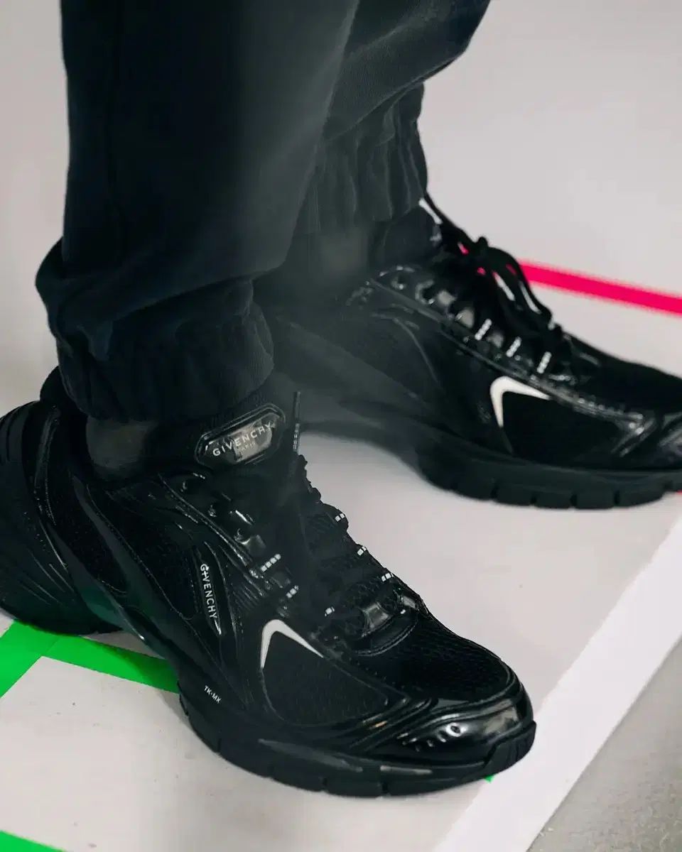 GIVENCHY(ジバンシィ) tk ー mx メッシュ ランナー 黒 42 GIVENCHY(ジバンシィ) tk ー mx メッシュ ランナー 黒 42