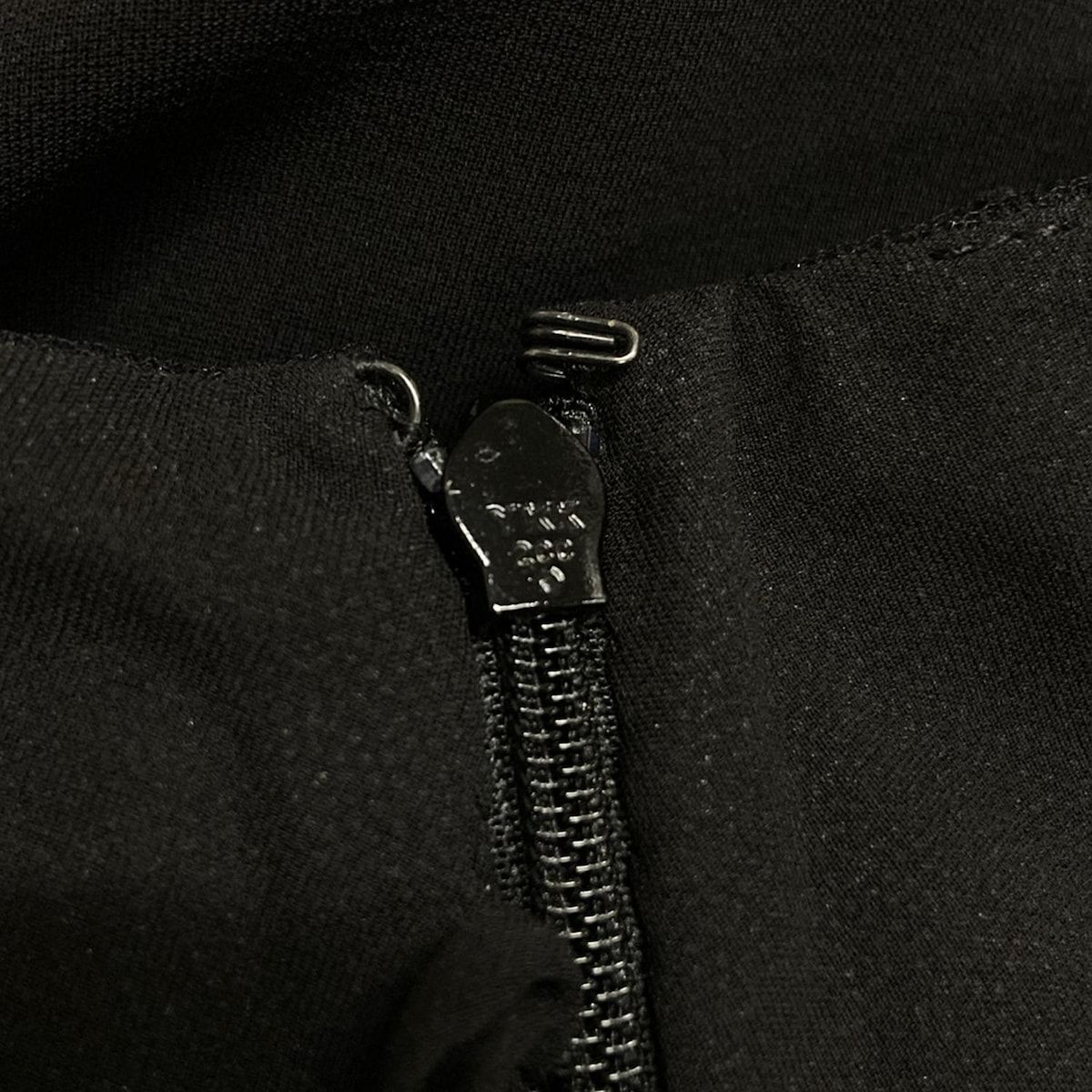 - 黒