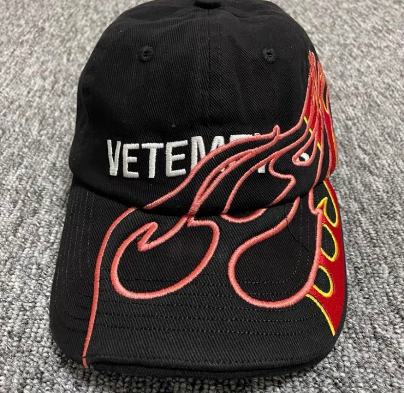 VETEMENTS×Reebokコラボ ユニセックス可 ダメ―ジ・ウォッシュド加工・ファイヤーパターン・ロゴ刺繍 メンズ FLAME LOGO CAP  キャップ 帽子 - メルカリ