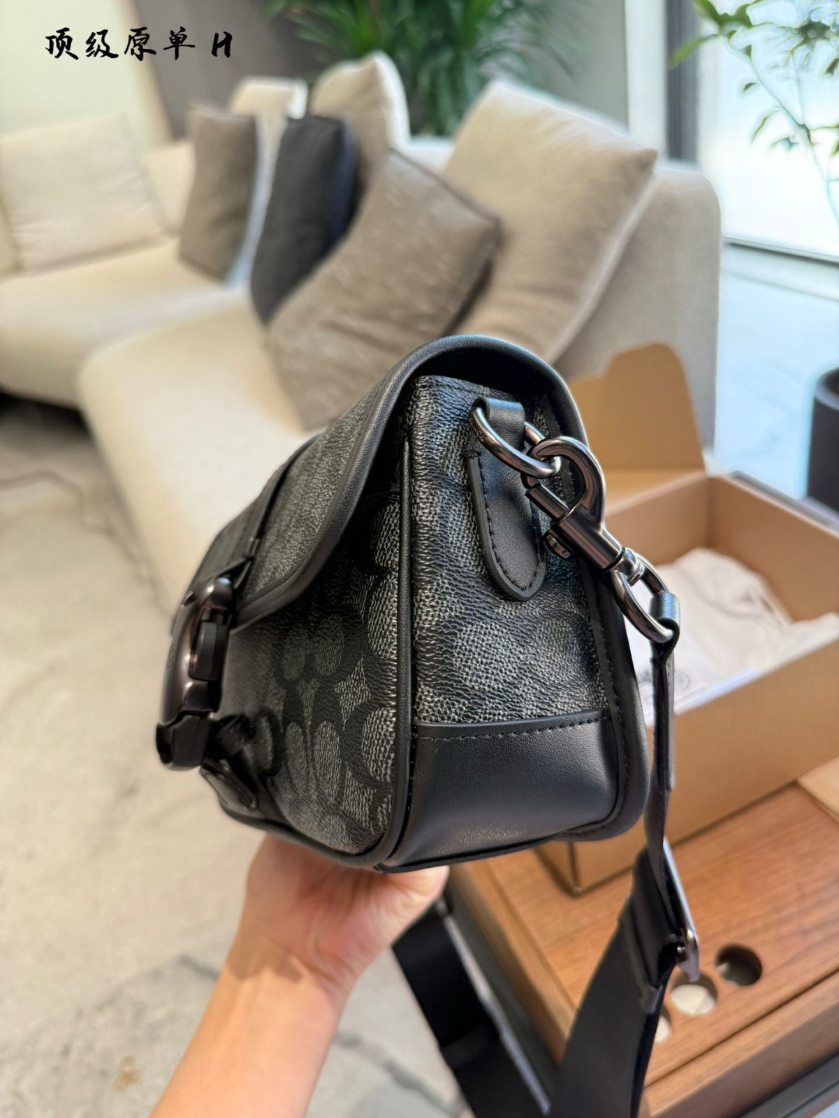 今日 Coach Men s Mini Messenger Bag | クーチ メンズ ミニ メッセンジャー バッグ | クール × 可愛い デザイン 送料無料 在庫 価格 STEELWINDOWSANDDOORS_COM