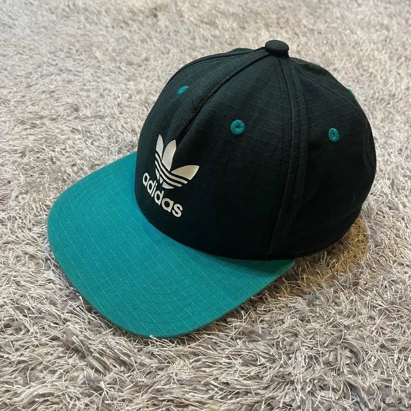 Adidas(アディダス) エウロパ フレイムロゴ スナップバック ボールキャップ G03503