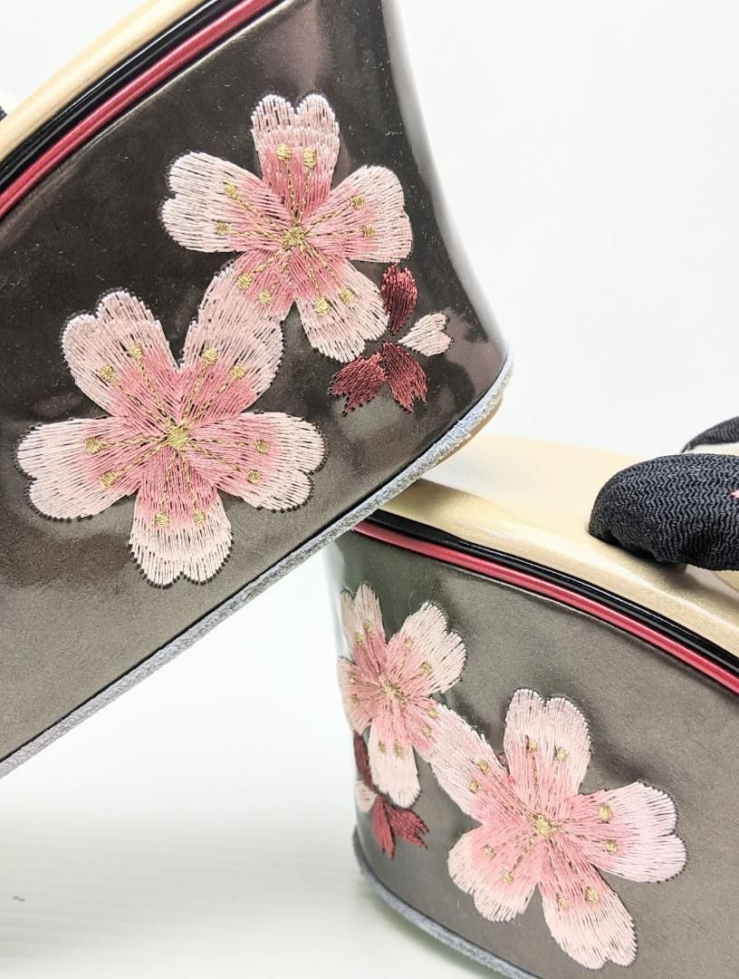 上級品 振袖用 コッポリ 厚底 ヒール草履 赤 黒 桜 梅 刺繍 4枚芯 U1