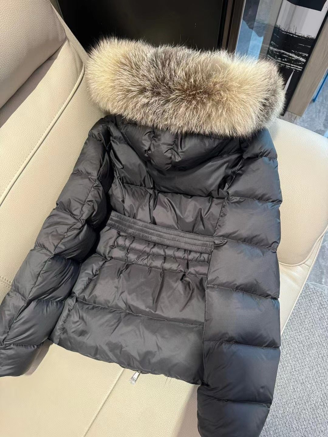 【新品未使用】MONCLER クロエ ダウンジャケット foxfur TG3　黒 MONCLERモンクレール 黒 ダウンジャケット フード付き｜本日限定