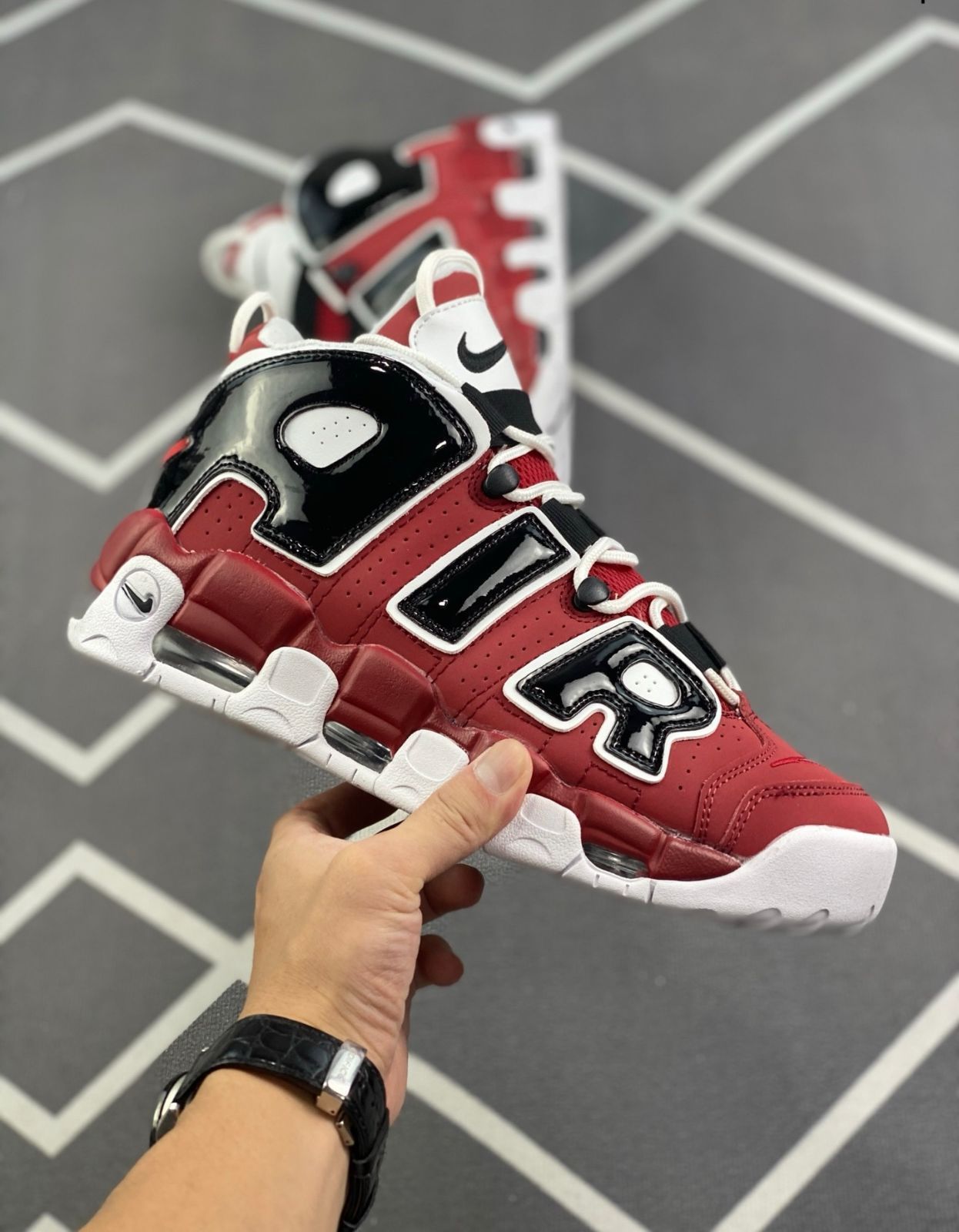 ナイキ スニーカー Nike Air More Uptempo バスケットボールシューズ ブラックレッド