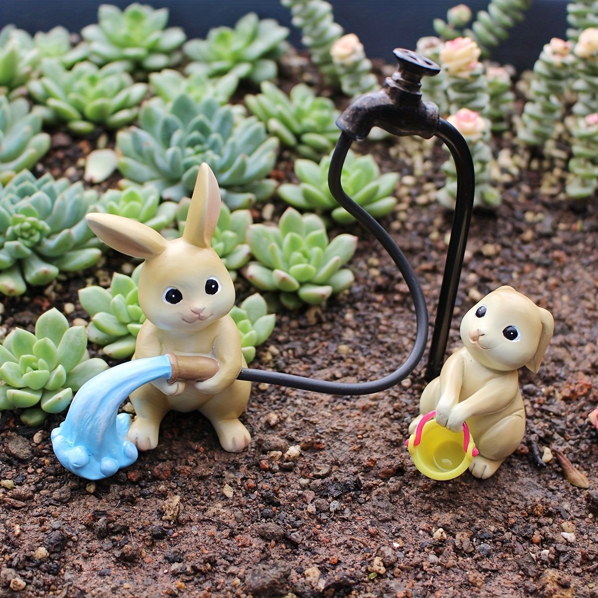 置物 オブジェ ガーデンオーナメント 水やりをしているウサギ達 うさぎ ラビット ミニチュア 屋外 屋内 インテリア 玄関 リビング ダイニング 装飾 庭 ガーデニング 装飾 ガーデン 可愛い ギフト インテリア用品 贈り物 雑貨 ミニサイズ 鉢植えオブジェ