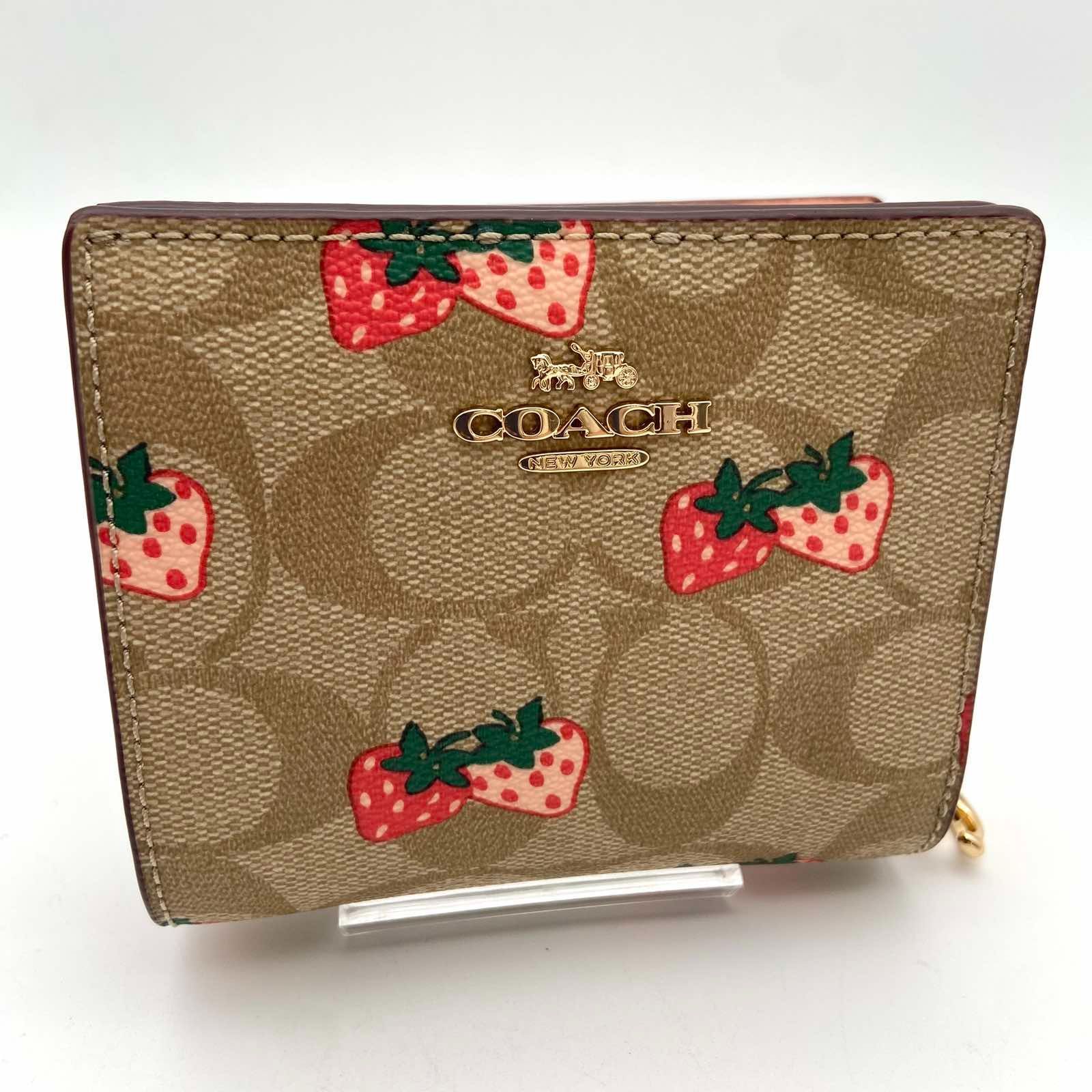 未使用級　coach コーチ　ウォレット ミニ財布　ストロベリー　苺 COACH 残りわずかセール コーチ 二つ折り財布 ミニ財布