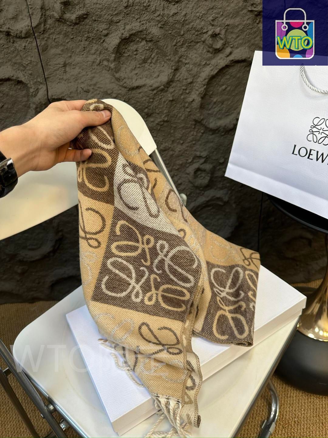 Loeweロエベの秋冬シンプルなグレーのスカーフ｜本日限定特価