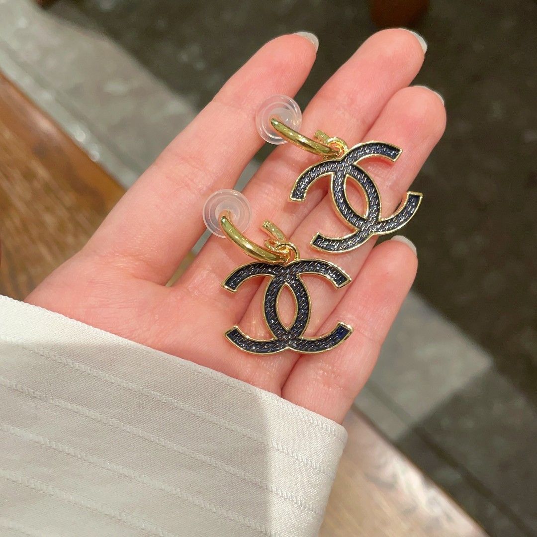 **ご褒美やギフトに♡**【CHANEL】 ピアス CHANEL（シャネル）のピアス❤ シンプルなココマークモチーフ