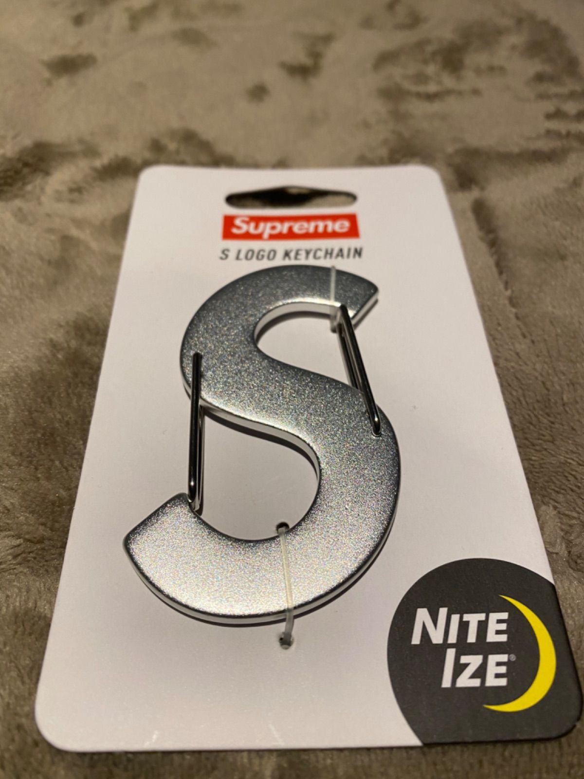 公式オンラインで購入しましたSupreme S logo Keychain Nite Ize