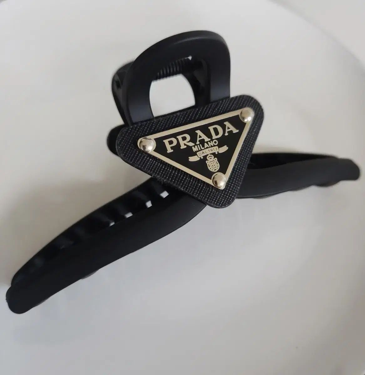 PRADA ヘアピン 黒 限定販売中☆プラダ メタルヘアピン 黒 正規品 - メルカリ