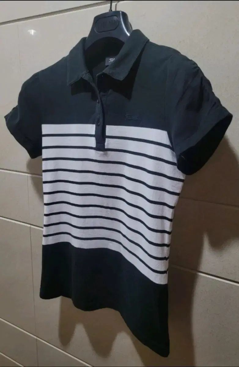 襟付きTシャツ