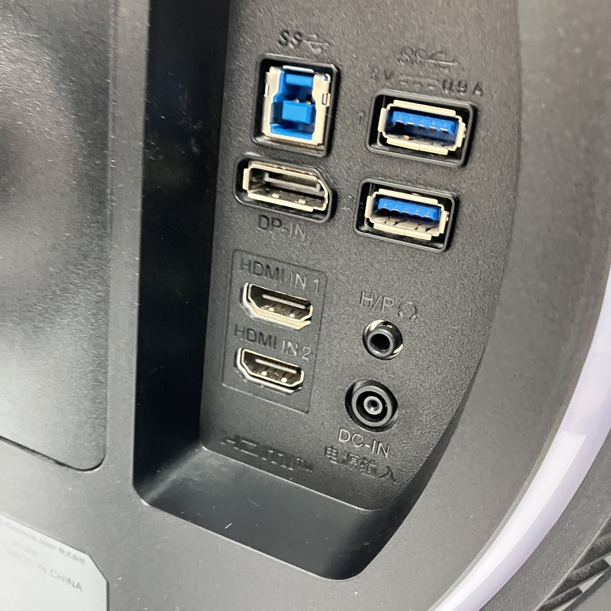 ディスプレイ 27型