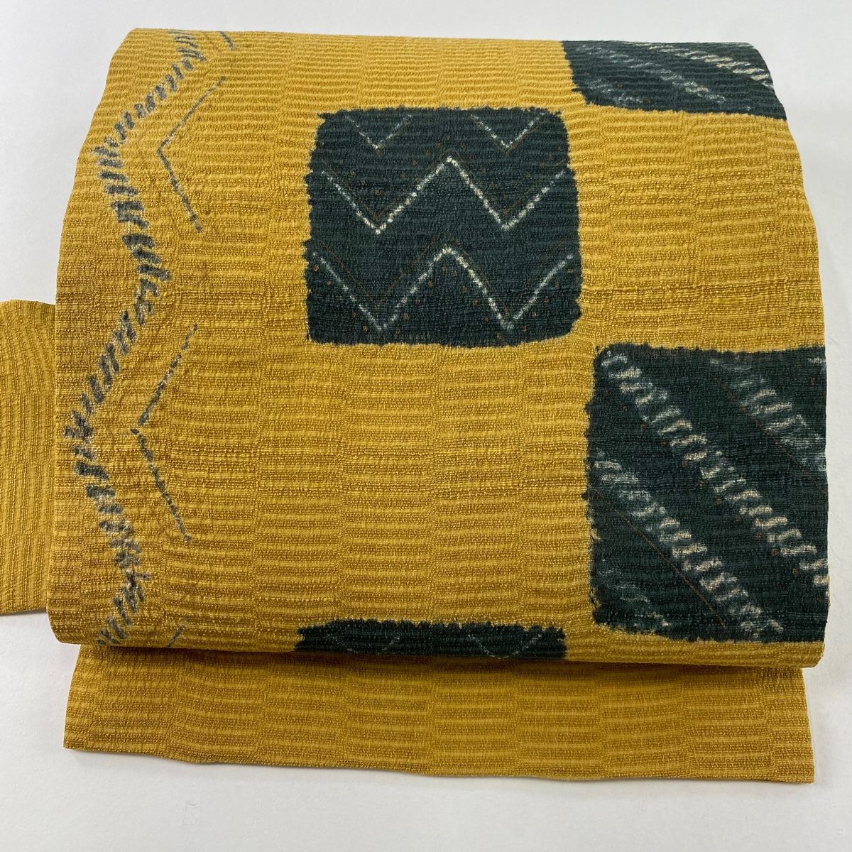 半幅帯 美品 名品 縞 幾何学 山吹茶色 正絹 中古 半幅帯 美品 名品 縞 幾何学 山吹茶色 正絹 中古