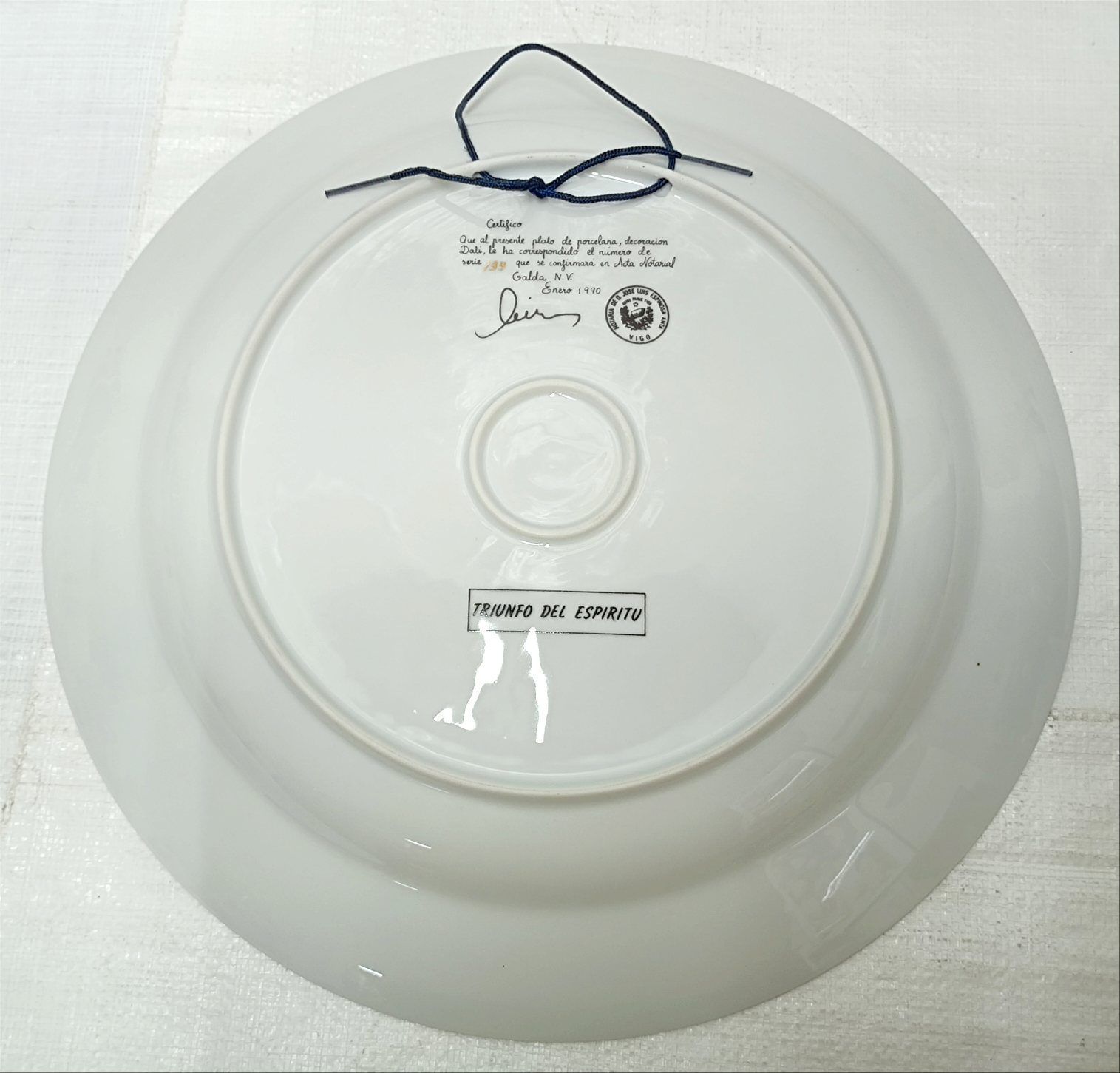 サルバドール・ダリ 精神の勝利 シリアル133 金彩陶磁器プレート 飾り  