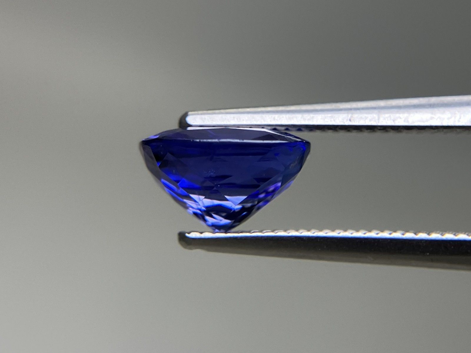 タンザナイト 2.649ct 中央宝石ソーティング付き 8.54㎜×8.06㎜×5.19