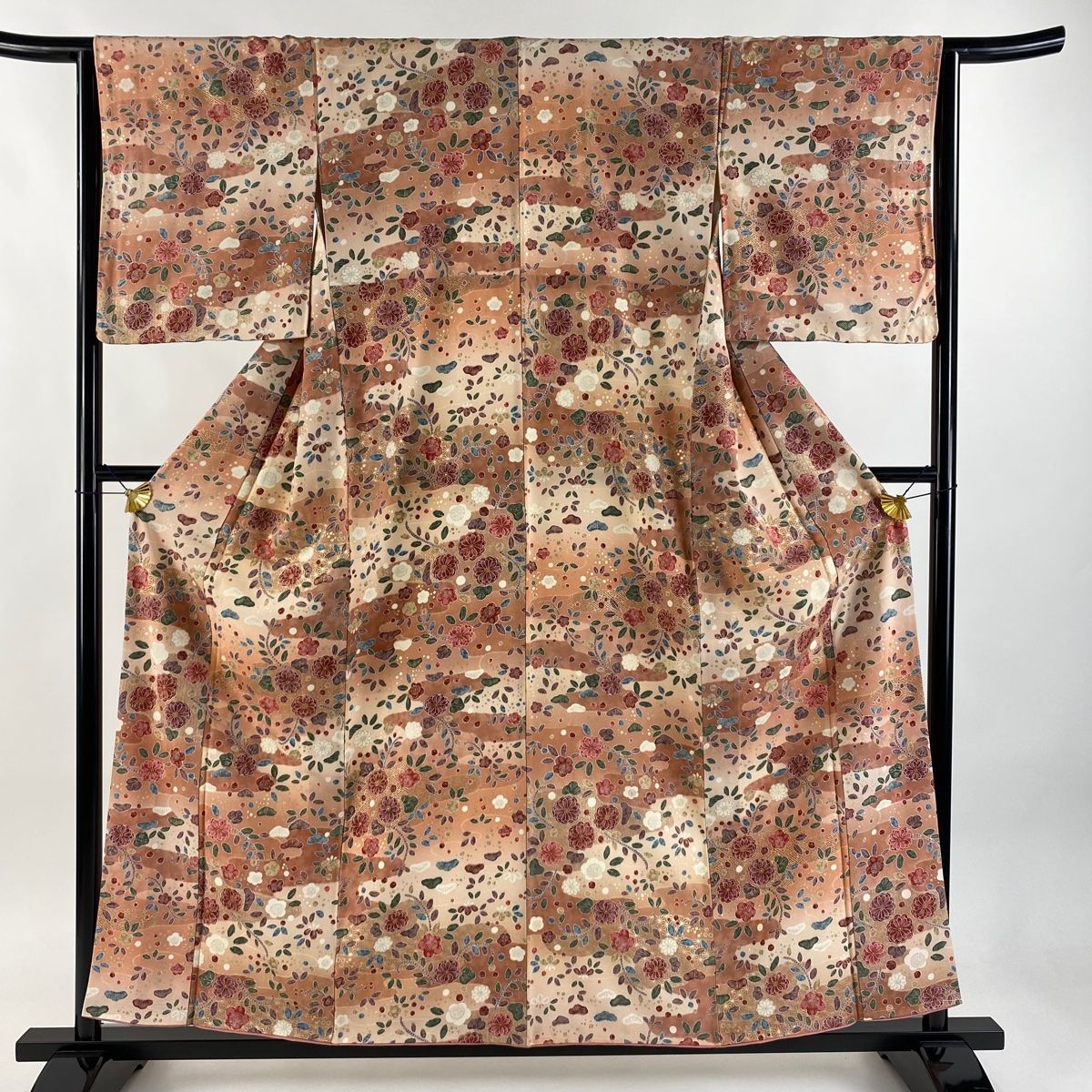 小紋 身丈157.5cm 裄丈63.5cm S 袷 菊 松梅 金彩 ぼかし ピンクベージュ 正絹 秀品