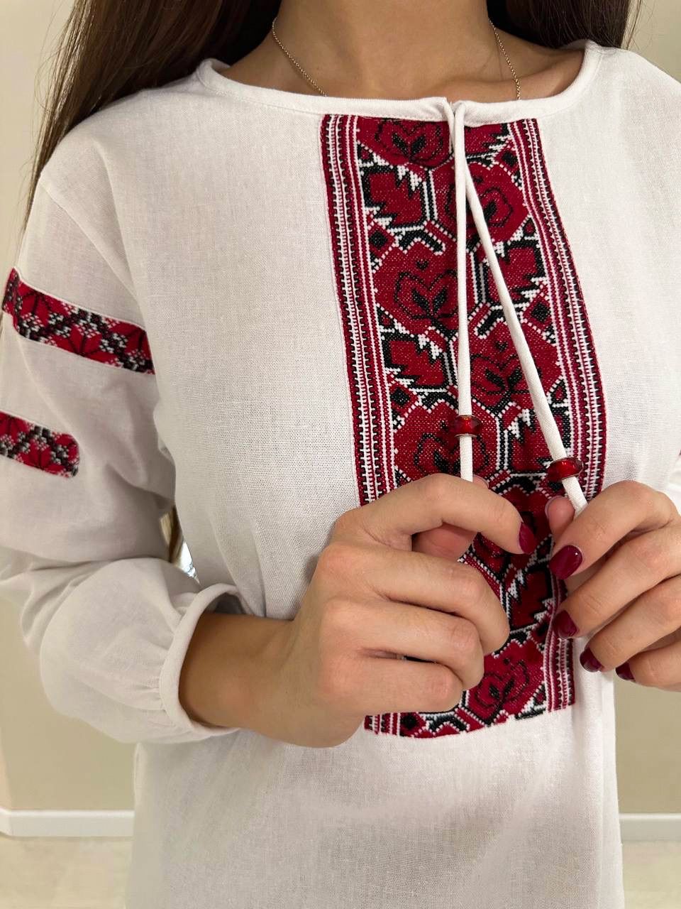 ウクライナ手刺繍入りブラウス（ヴィシヴァンカ） 民族衣装 首都 