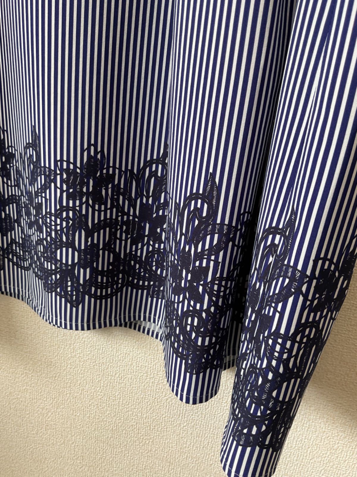 ストライプの花柄刺繍ワンピース 古くさい