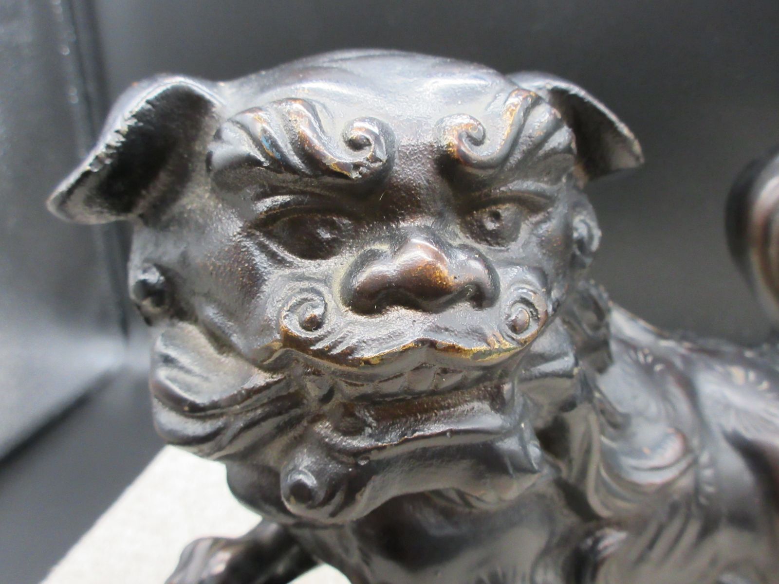 木製細工彫り玉乗り獅子 狛犬シーサー置物 開運 魔除け 縁起物 高さ24.5ｃｍ 2517 九谷焼 玉乗り獅子 狛犬 シーサー 置物 開運 魔除け 縁起物