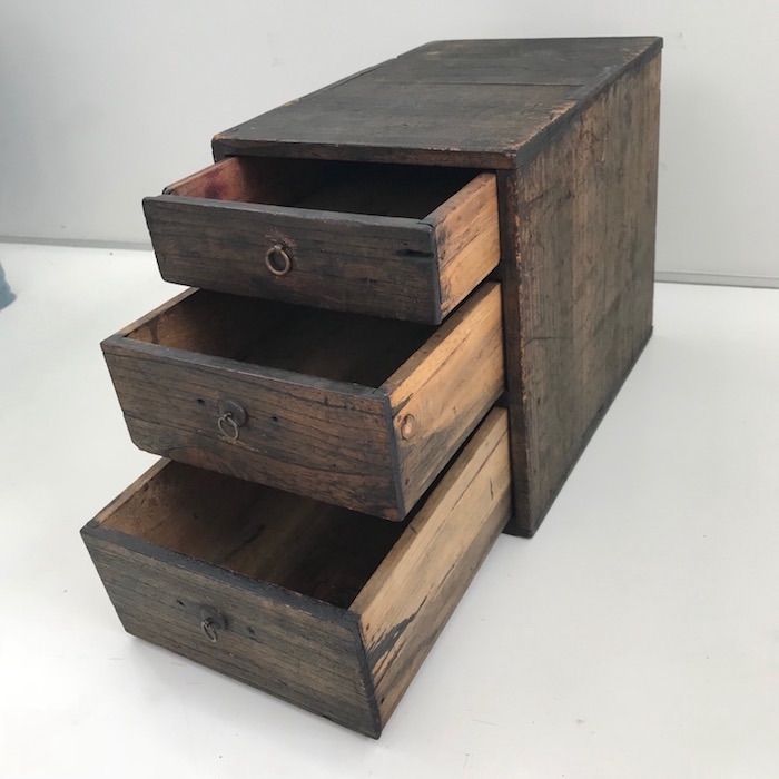 小箪笥三段抽斗【骨董品】高さ約23cm　卓上サイズ 小箪笥三段抽斗【骨董品】高さ約23cm 卓上サイズ - メルカリ