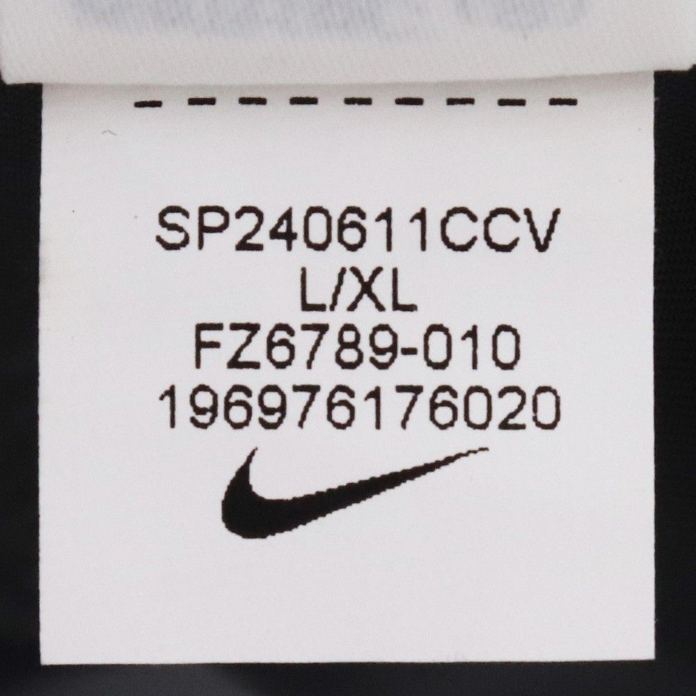 × NIKE