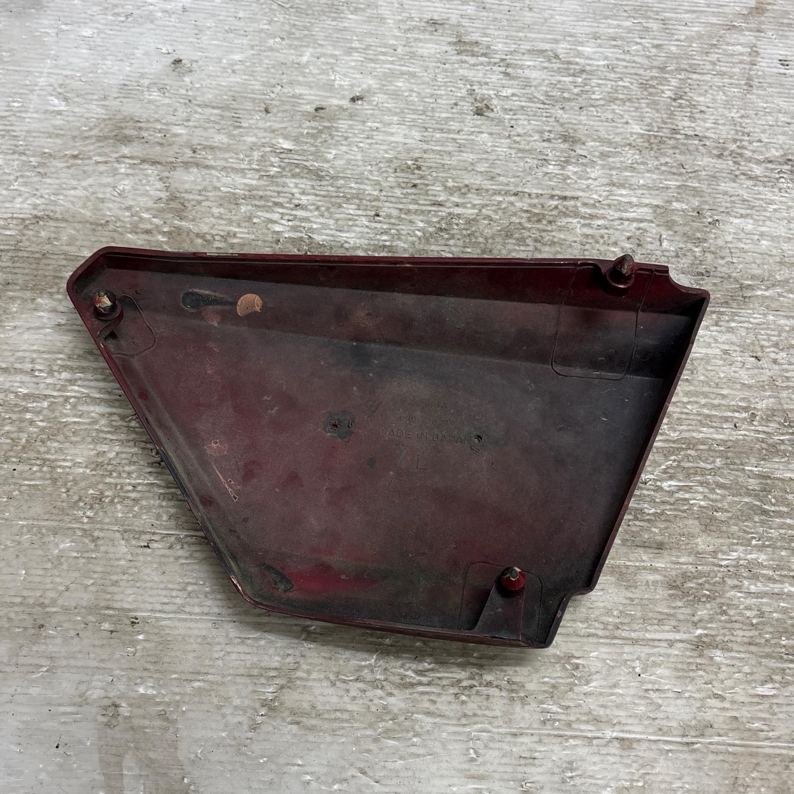 サイドカバー 左