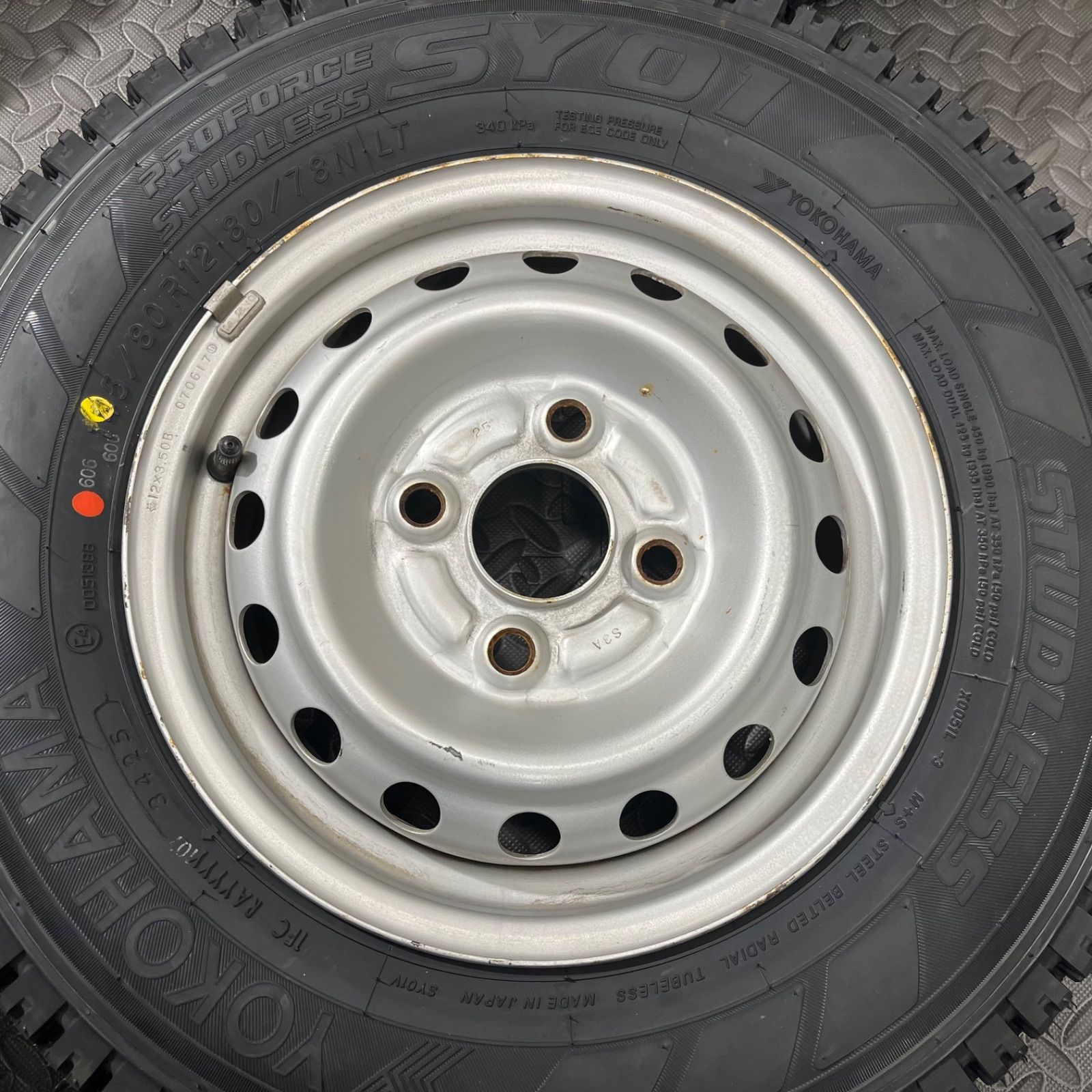 スタッドレスタイヤ 冬タイヤ