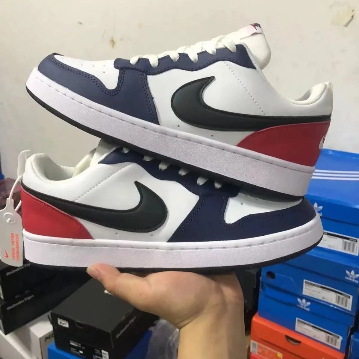 NIKE Court Borough Low 2黒曜石ホワイトブルーレッドのカジュアルスニーカー