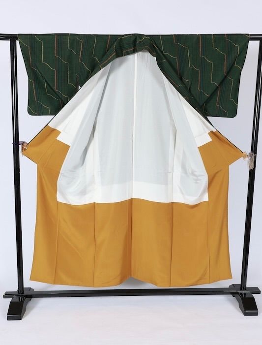 赤城紬　グリーン　黄　茶　珊瑚色　変わり縞　縫いとり絞り　T597 赤城紬 グリーン 黄 茶 珊瑚色 変わり縞 縫いとり絞り T597 - メルカリ
