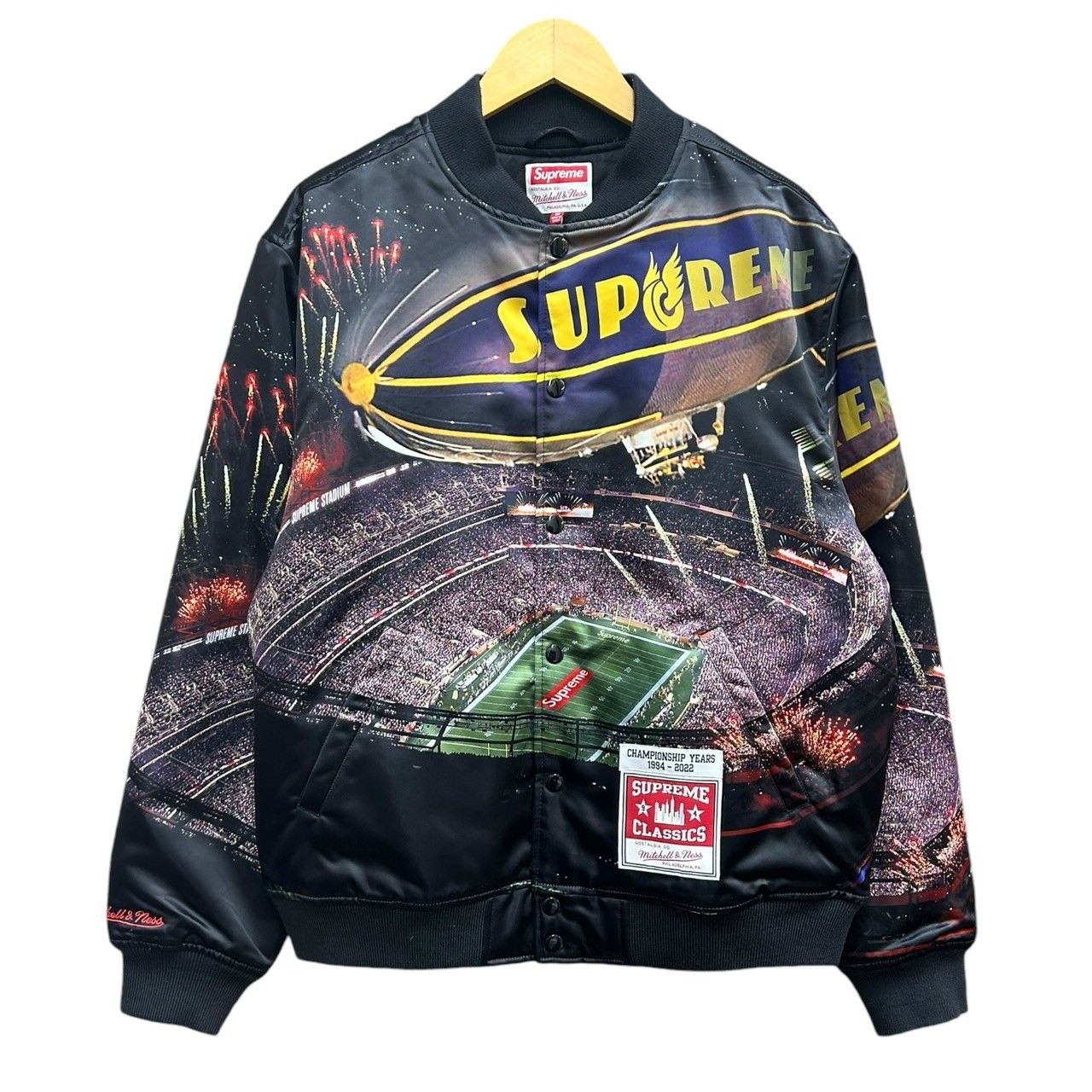 Supreme (シュプリーム) × Mitchell&Ness stadium Setin varsity Jacket 22AW サテンスタジャン  ジャケット 総柄 スタジアム柄 M ブラック メンズ/045 - メルカリ