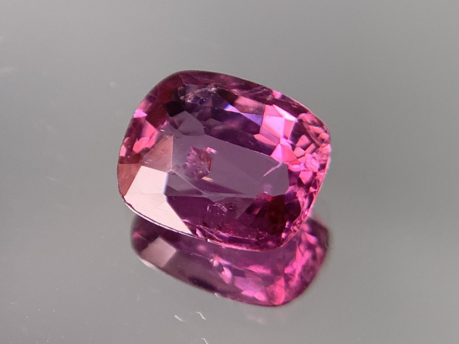 GIA宝石鑑別書付き 天然 サファイア Thailand Purplish Pink 1.38ct 縦7.88㎜×横6.48㎜×高さ2.59㎜ ルース（  裸石 ） 1403Y - メルカリ