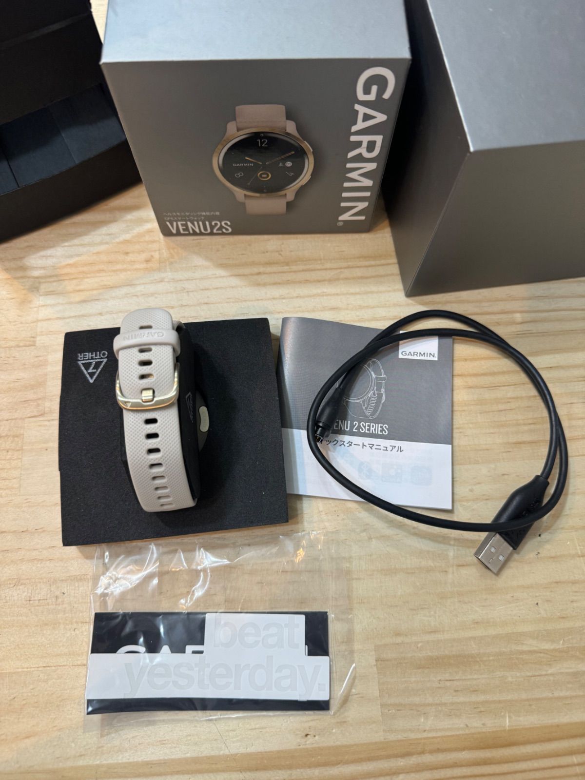 中古ガーミン(GARMIN) スマートウォッチ GPS Venu 2S Light Sand/Light Gold【日本正規品】 010-02429-61 小 ベージュ