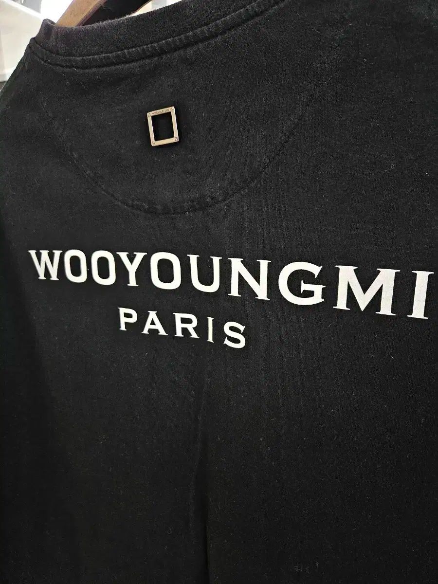 正規品 WOOYOUNGMI(ウーヨンミ) バックロゴ 半袖Tシャツ 50 正規品 WOOYOUNGMI(ウーヨンミ) バックロゴ 半袖Tシャツ 50