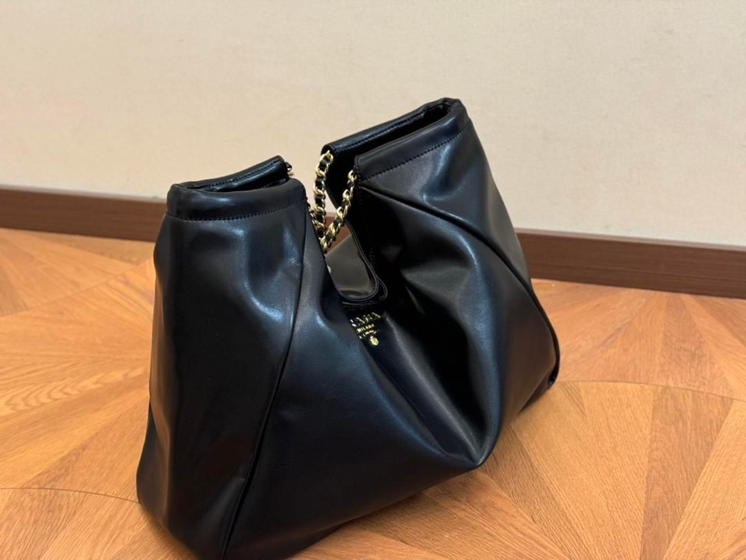 PRADAプラダの非常に質感のあるブラックショルダーバッグ