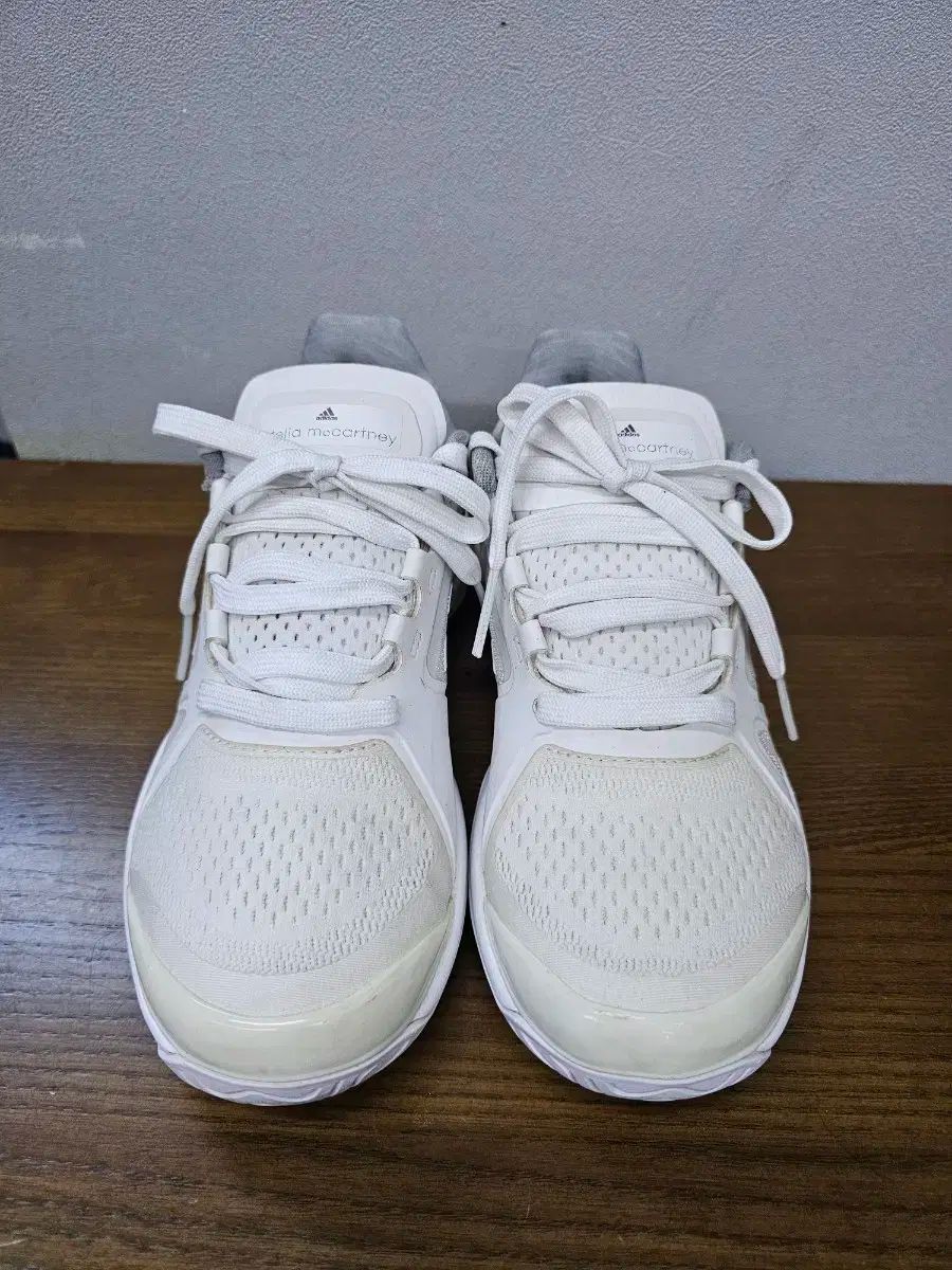 テニスシューズ