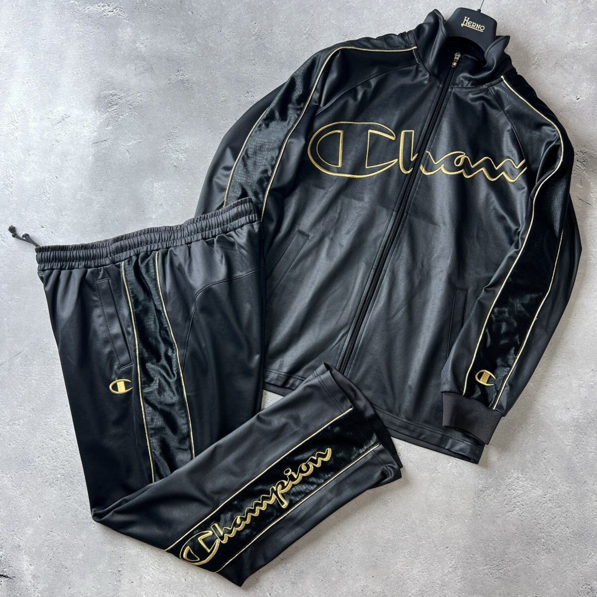 人気 Champion チャンピオン 黒 × 金 クロコダイル柄 ジャージ