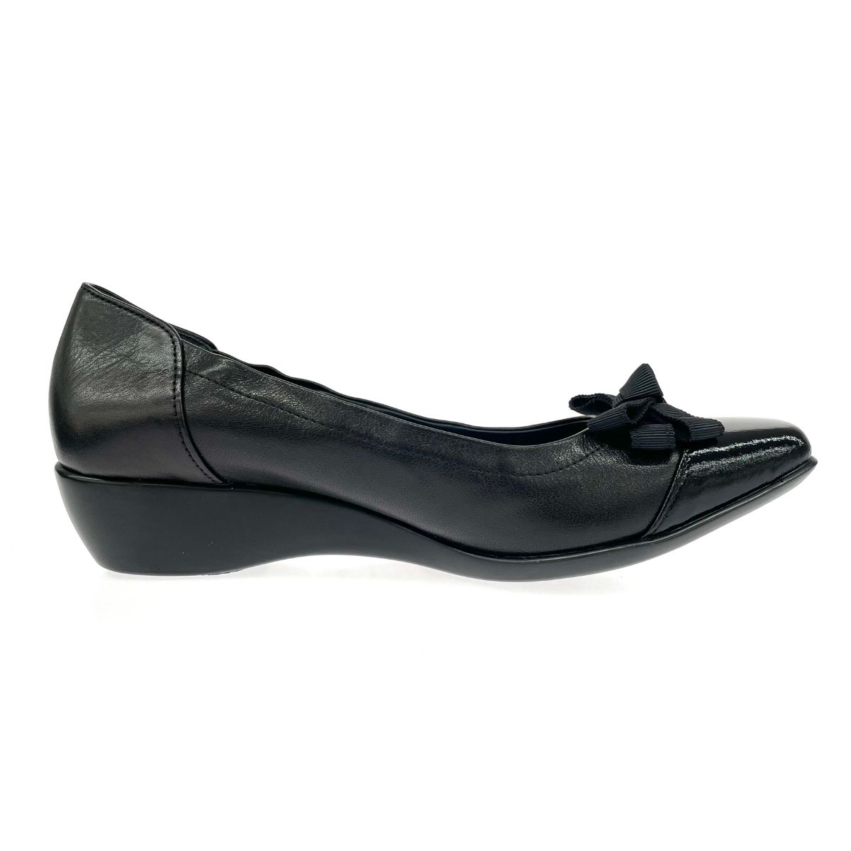 【美品】DIANA well fit パンチング　カッティング　レザーパンプス 美品 DIANA ダイアナウェルフィット 表記サイズ:24.5 パンプス