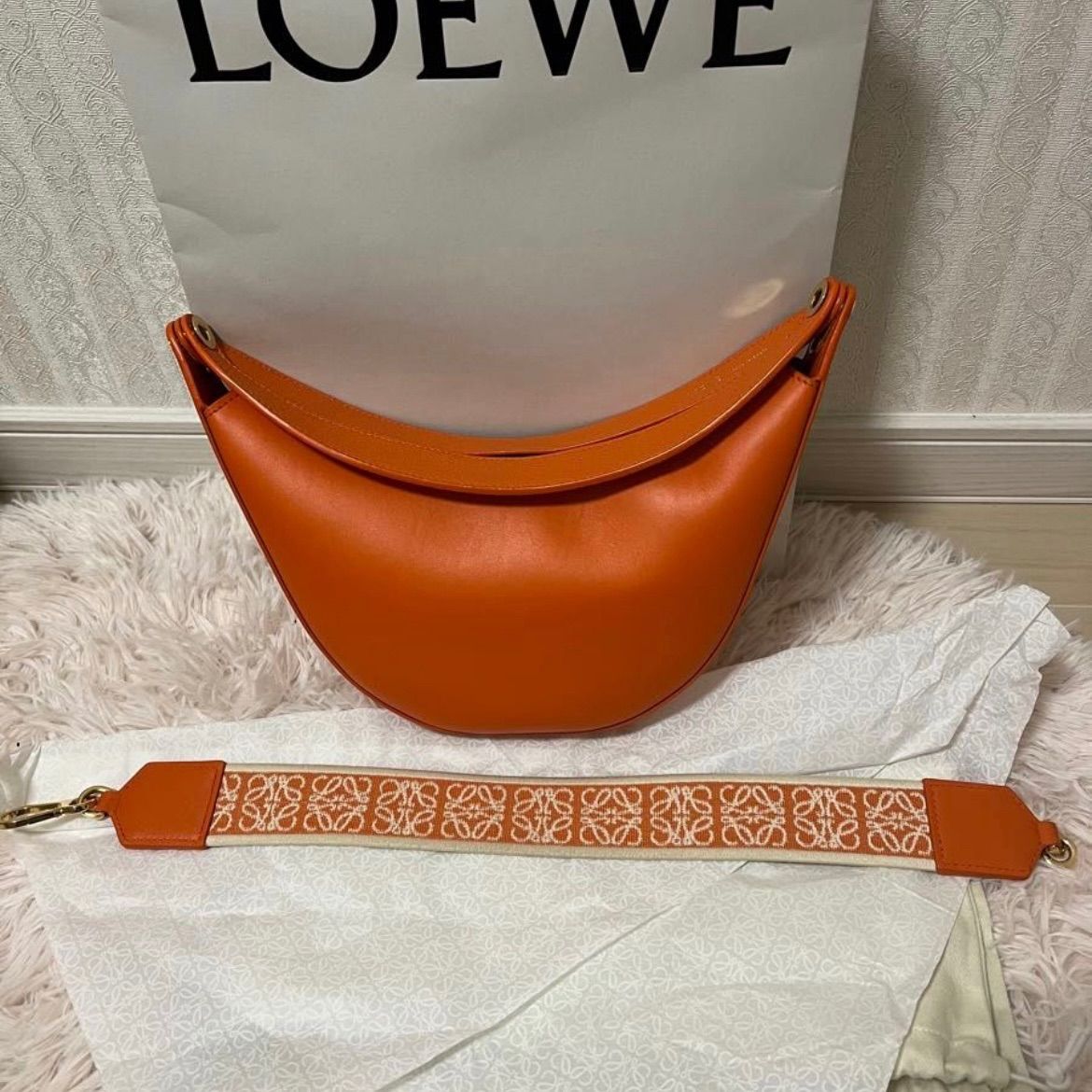 ロエベ LOEWE ルナ バッグ スモール レザー 革 オレンジ 人気色 国内正規店品 新品未使用品 ショルダー ショップバッグ 巾着 トートバッグ  - メルカリ