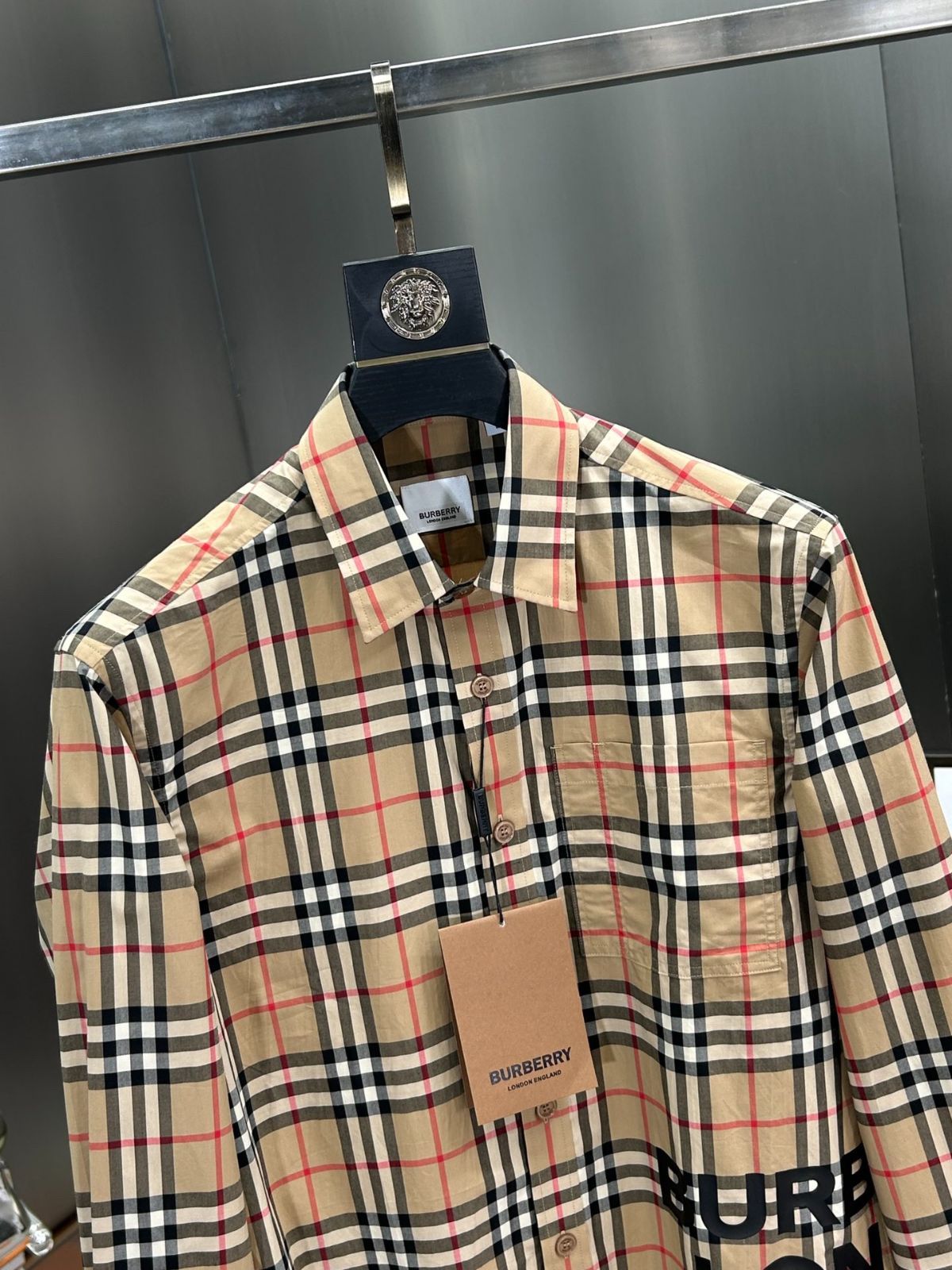 チェック柄シャツ