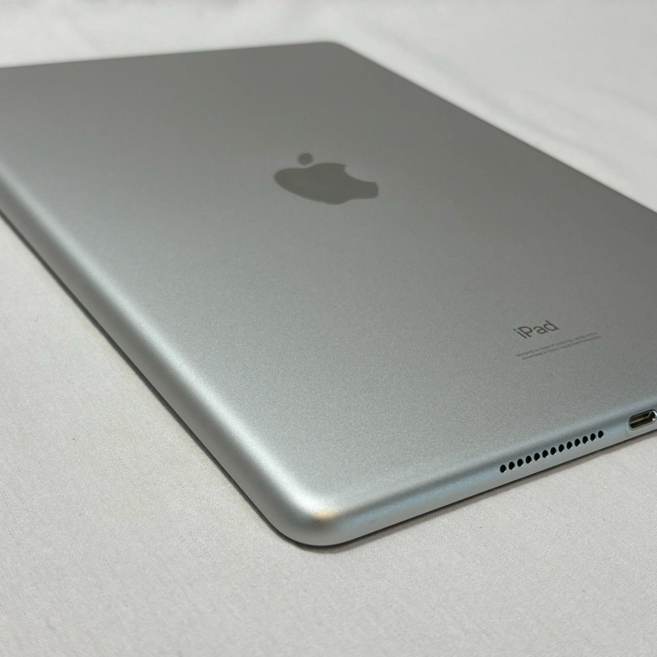 即使用可 iPad|第8世代|Wi-Fiモデル|32GB|シルバー|MYLA2J|A|フィルム|ケース|ケーブル付き|No.893