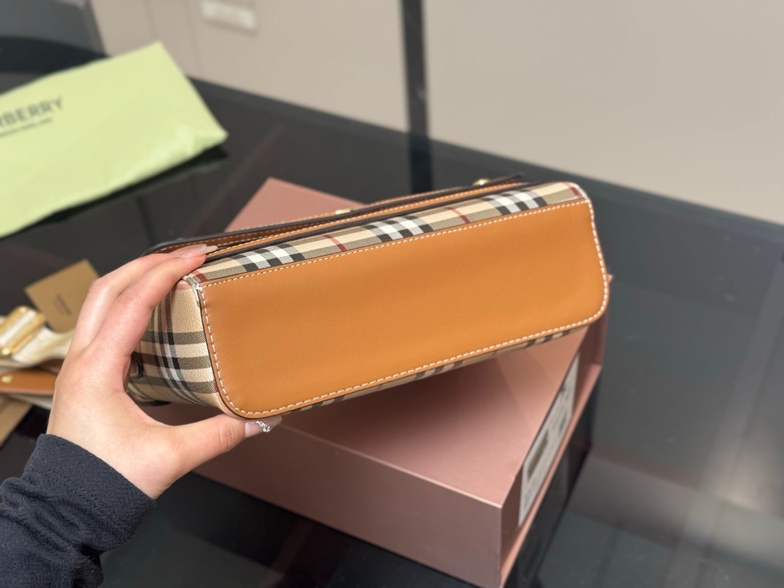 Burberry【国内発/関税込】ミディアム ホースフェリーCUBE BAG ウィメンズ デザイナーバッグ | チェック&レザーバッグ