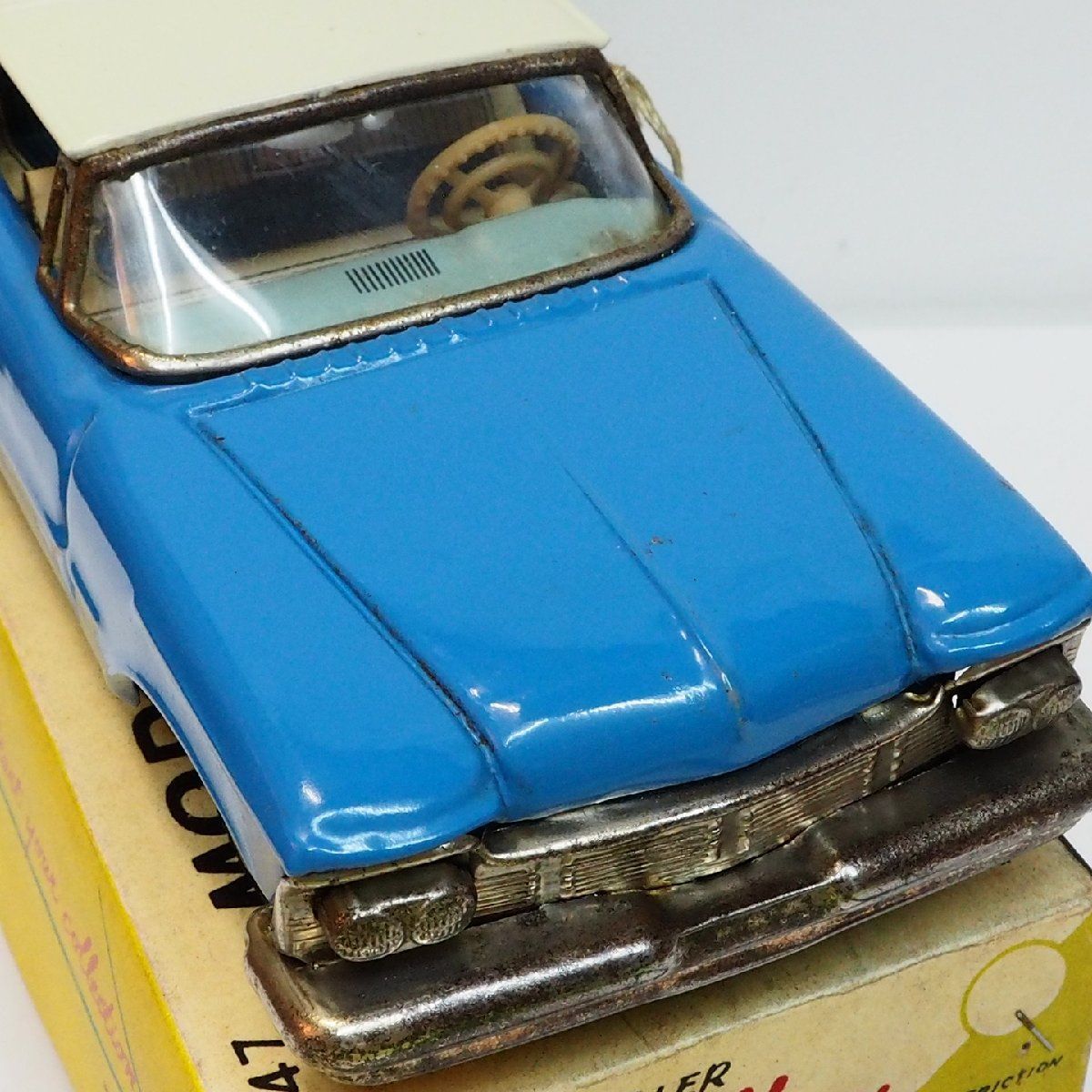 萬代屋【クライスラー インペリアル セダン赤】ブリキtin car【箱は