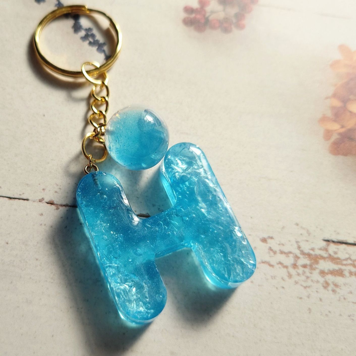 H】イニシャルキーホルダー☆幻想的☆水色☆レジン H】イニシャルキーホルダー☆幻想的☆水色☆レジン