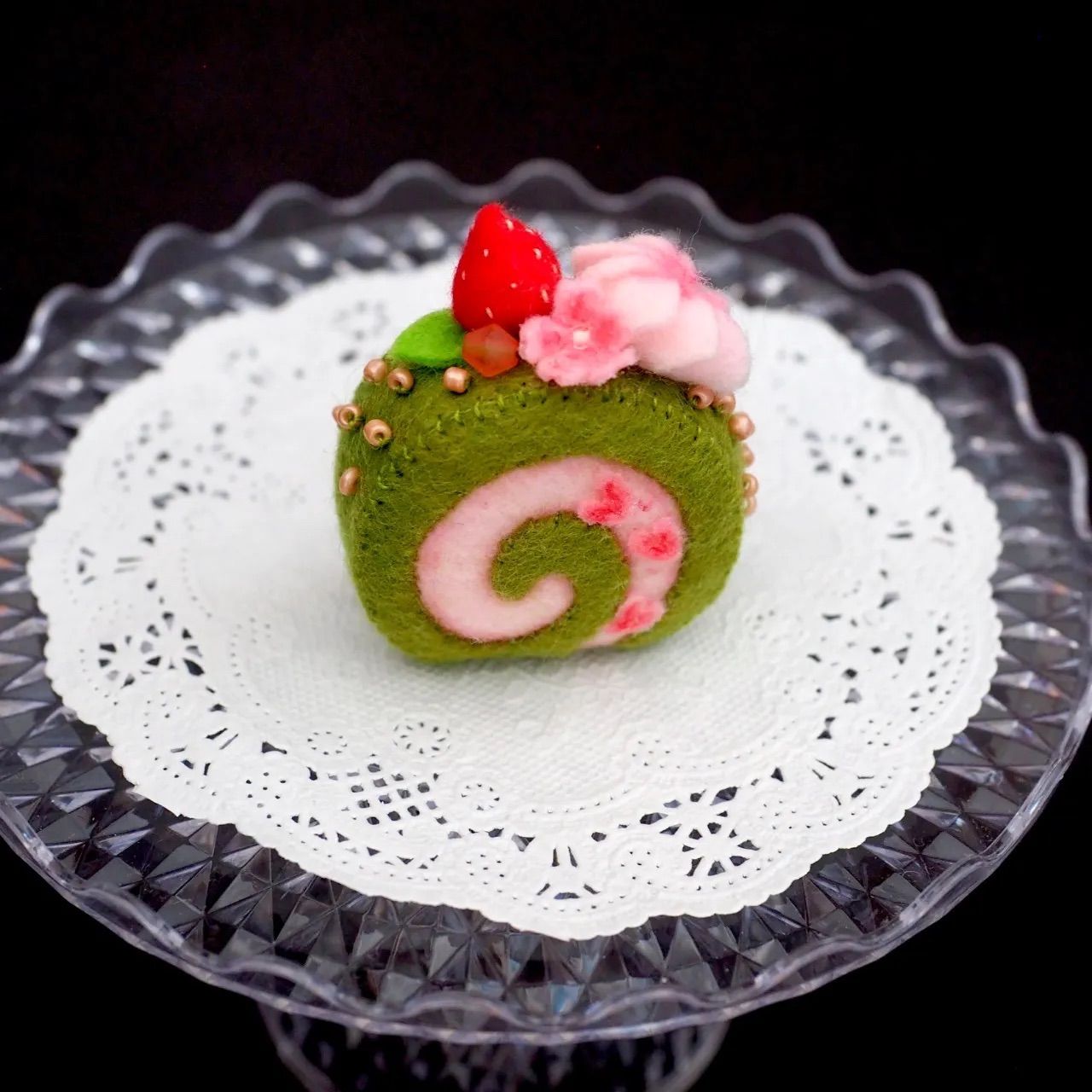 ✿ErikoT様用✿羊毛フェルト✿小さなぶたさん✿抹茶のロールケーキ 抹茶ロールケーキ フェルトケーキ - HeartWarming☆Y | minne byGMO