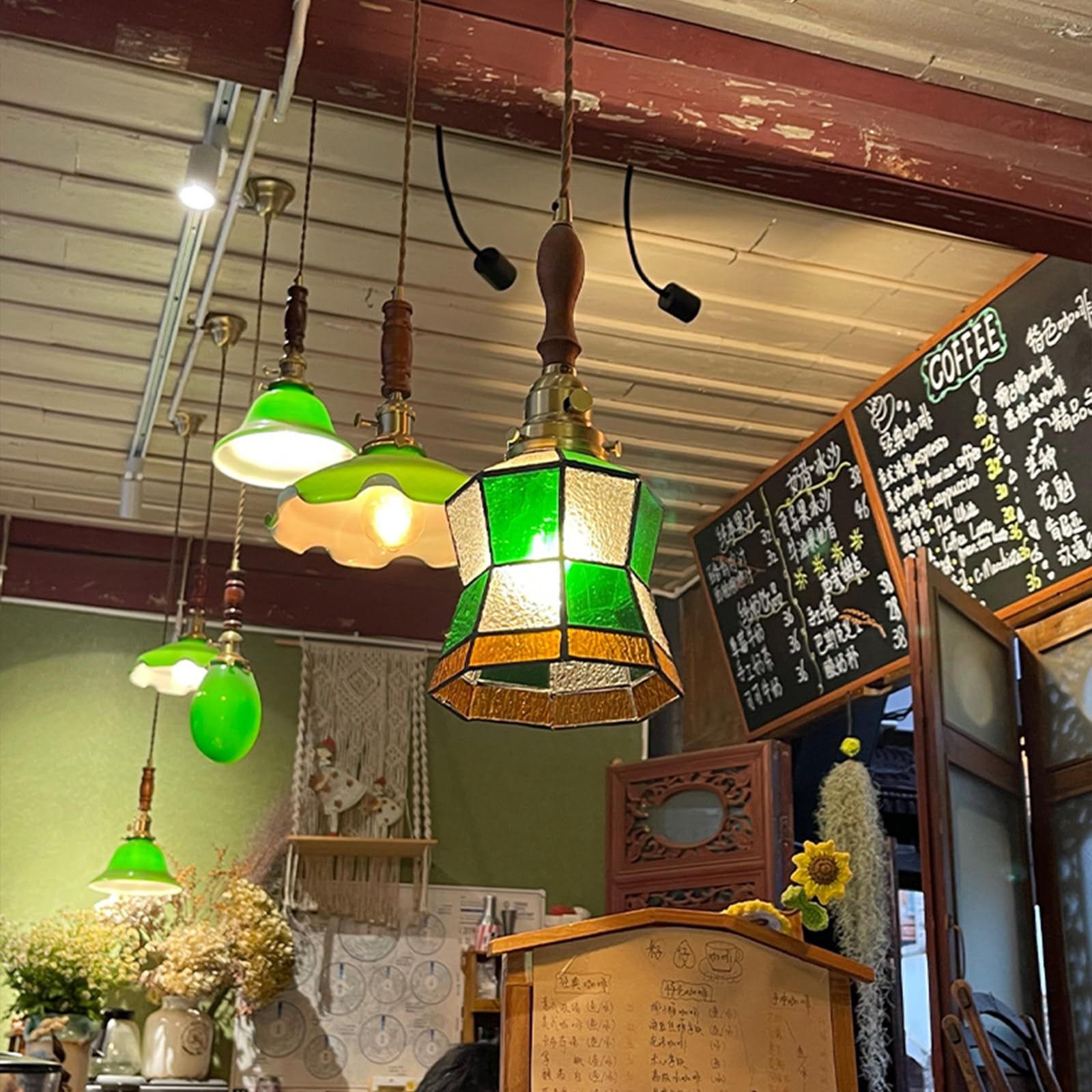 ペンダントライト LED ガラスシェード おしゃれ 北欧モダン風 真鍮製ボディ コード長さ調整 照明器具 天井吊り下げ式 E26口金 電球別売 ダイニングルーム リビング キッチン 玄関 書斎に最適 - ダークグリーン 木製ポール装飾