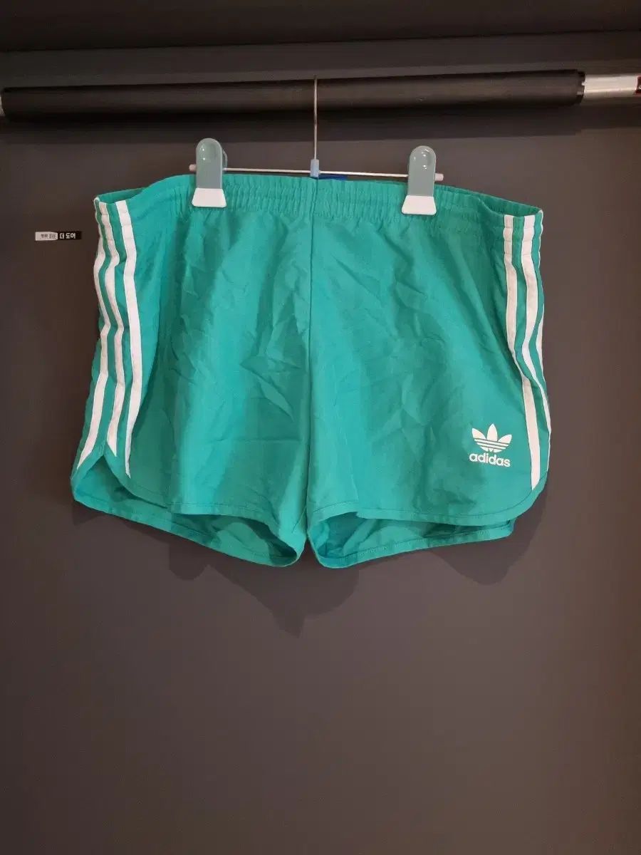 XL ウエスト 48 インクライン 33 そう丈 35 adidas(アディダス) オリジナル ハーフパンツ